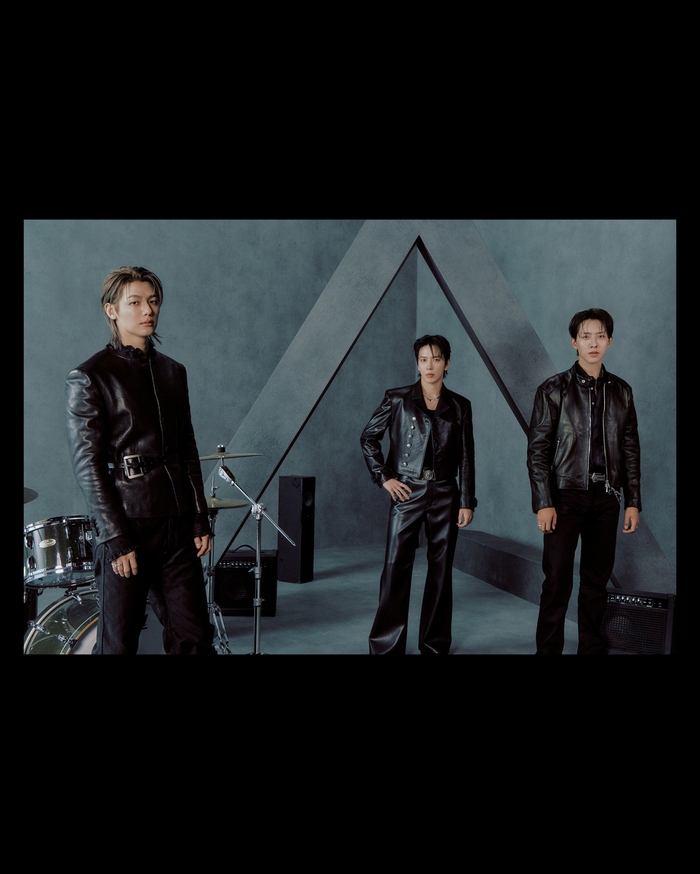 Another '3LOGY' concept photo showcasing CNBLUE's powerful rock image.