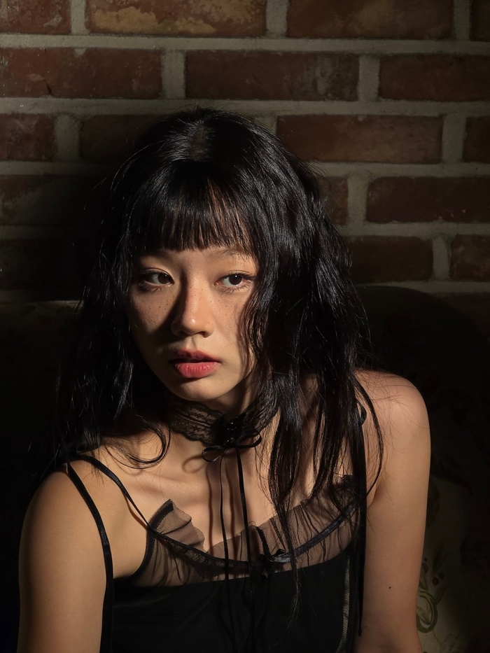 Hyeri's alluring gaze in a black ensemble