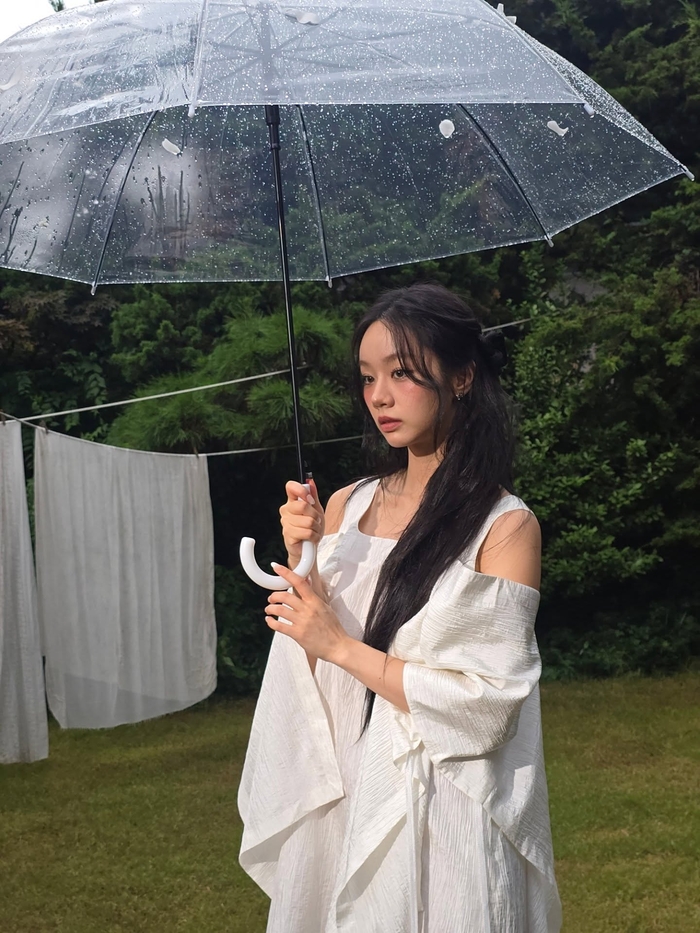 Hyeri in a garden with a transparent umbrella