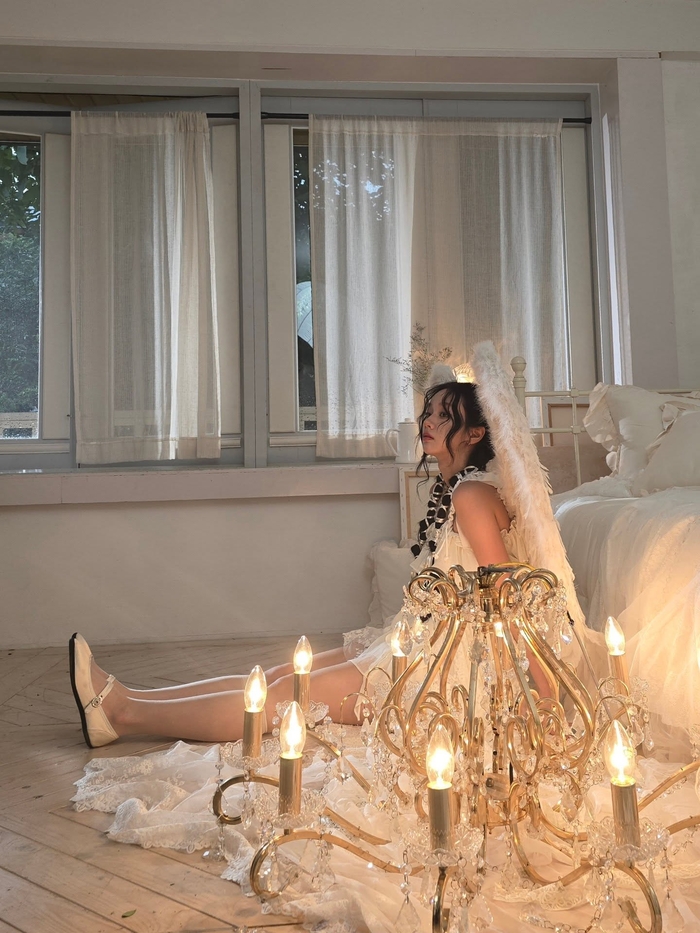 Hyeri with grand white angel wings