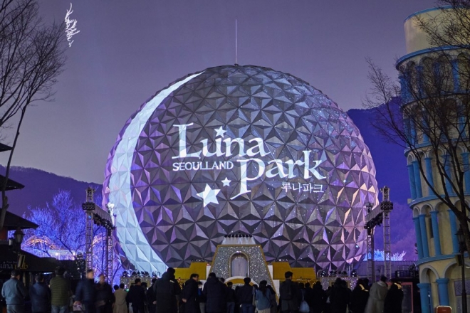 Families enjoying rides and nature at Seoul Land theme park