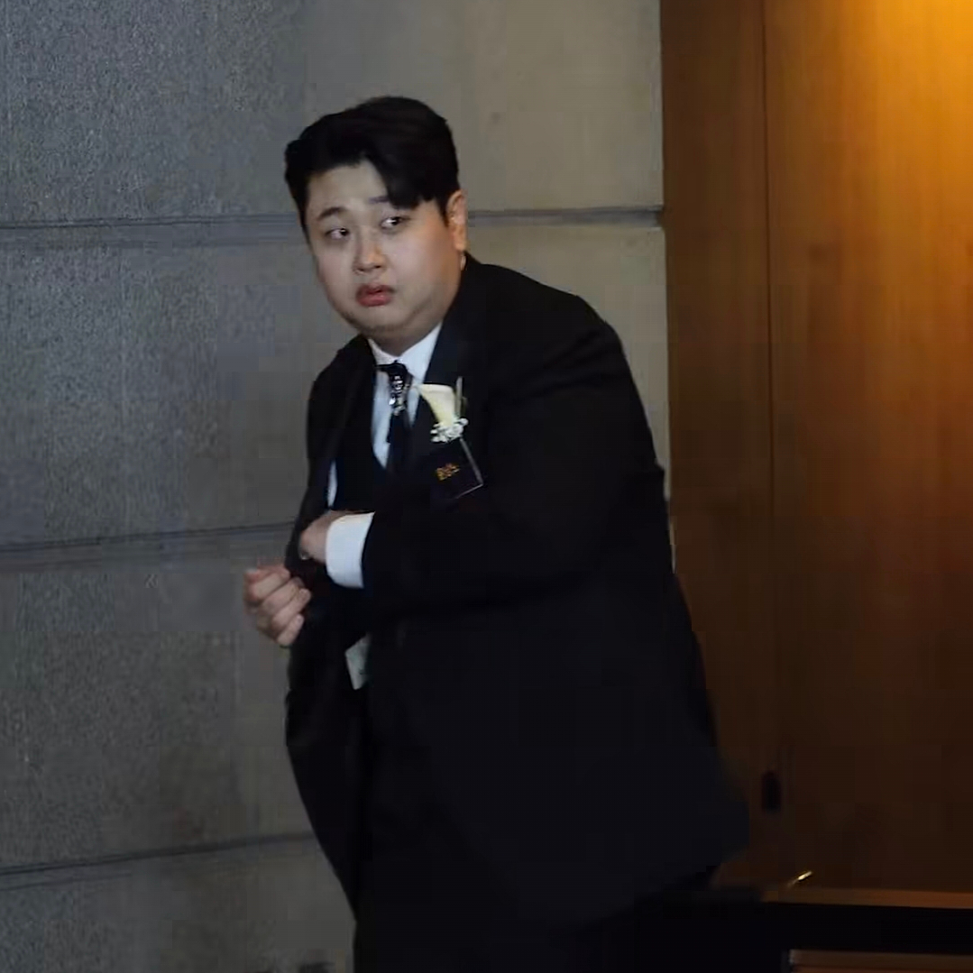 Close up of Yoon Nam-no's tie accessory