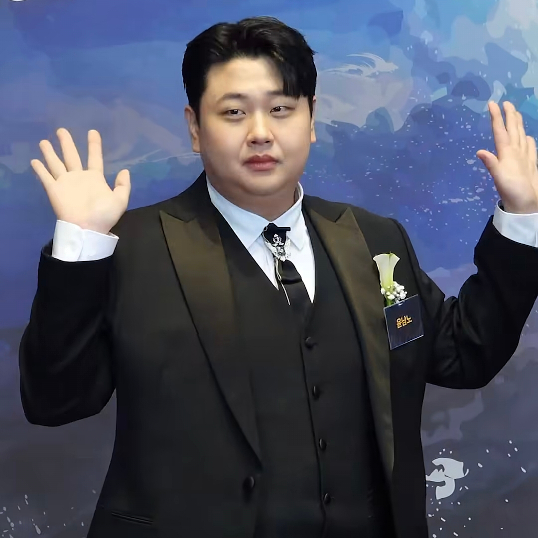 Yoon Nam-no running away from the camera