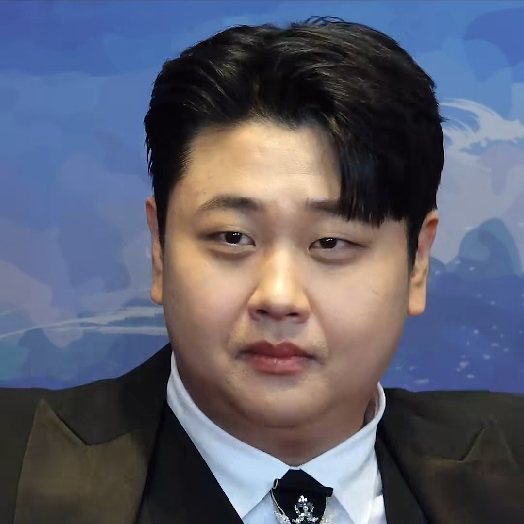 Yoon Nam-no holding up the award