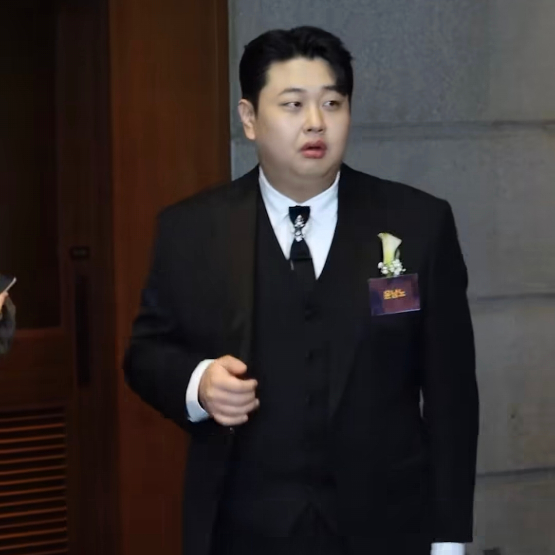 Yoon Nam-no laughing and covering his face