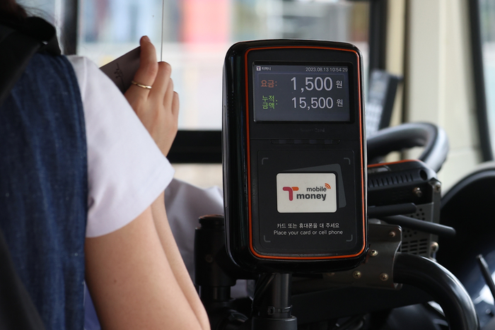 Passengers transferring between bus and subway in Seoul, highlighting integrated transport system