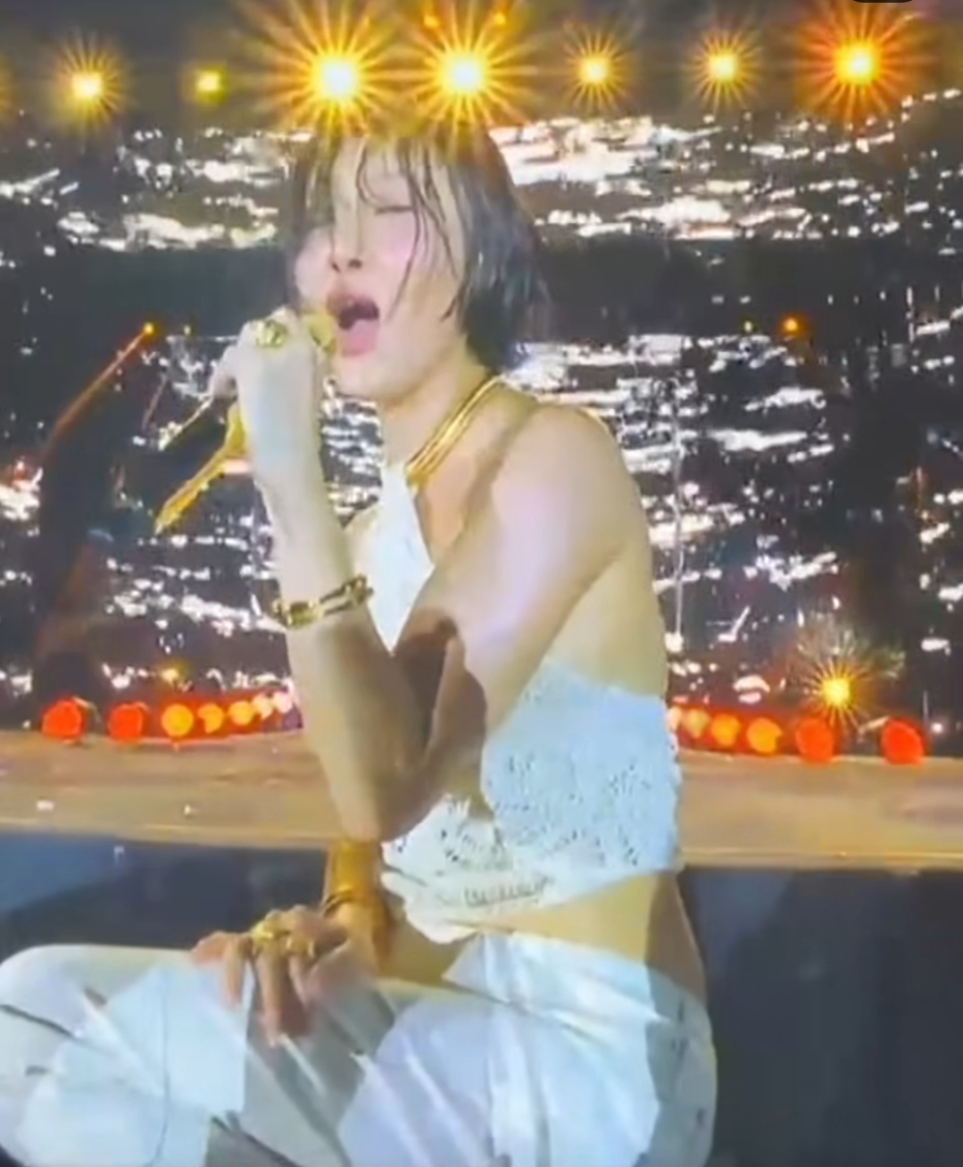 Foto stylish terakhir Hwasa pamerin look jeans krem dan vest rajut lengkap.