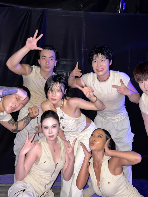 Hwasa tunjukkin fit jeans krem skinny dari samping.