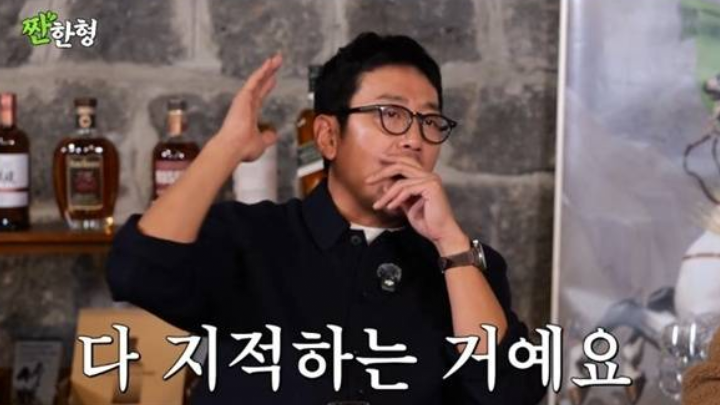 Styling suggestion: Gong Hyo-jin in a black leather jacket with the brown Matin Kim bag.