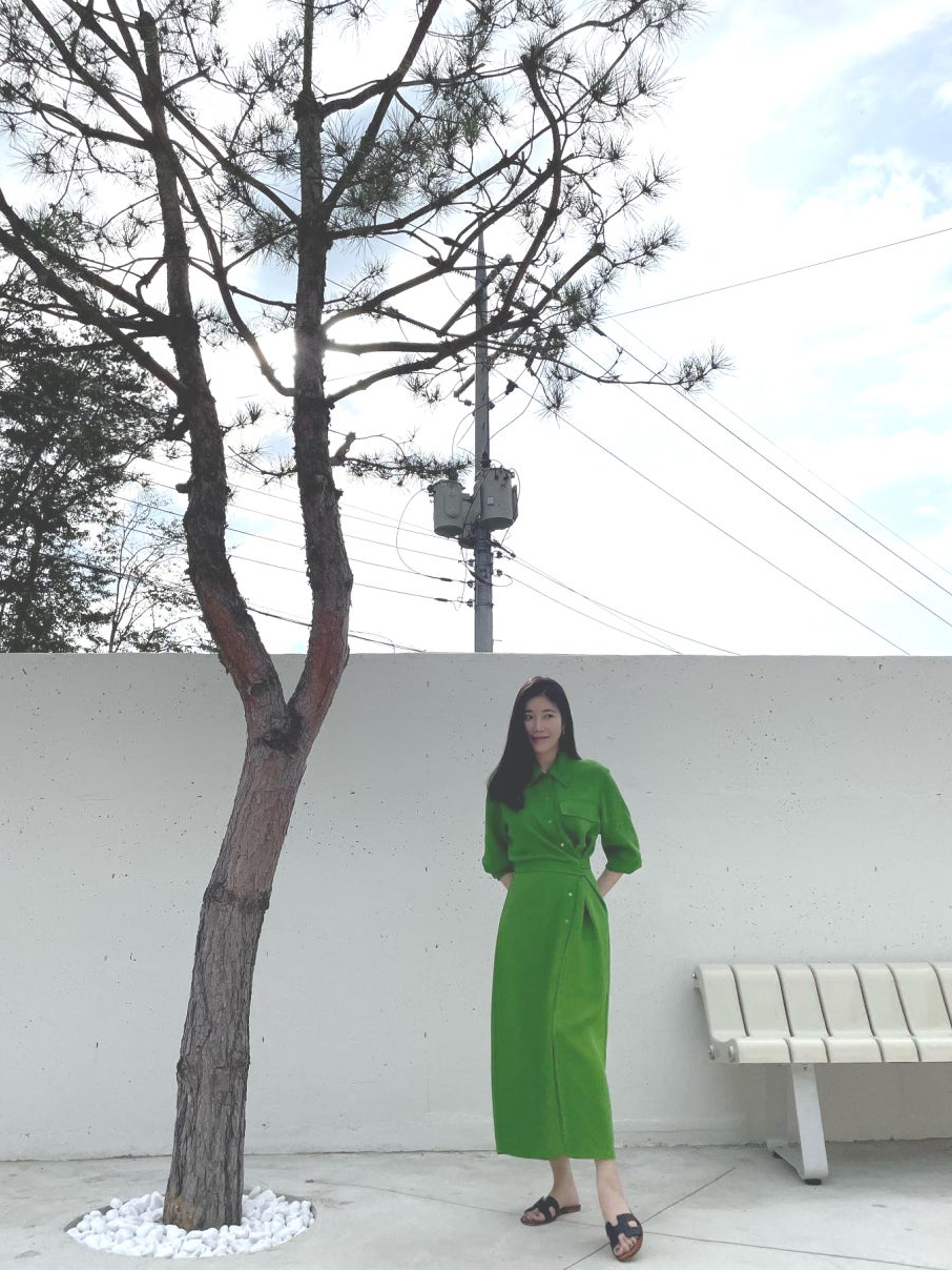 Davichi's Lee Haeri in a deep green Massimo Dutti shirt dress.