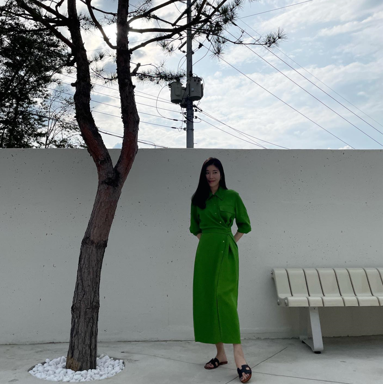 Another angle of Lee Haeri's chic and relaxed styling.