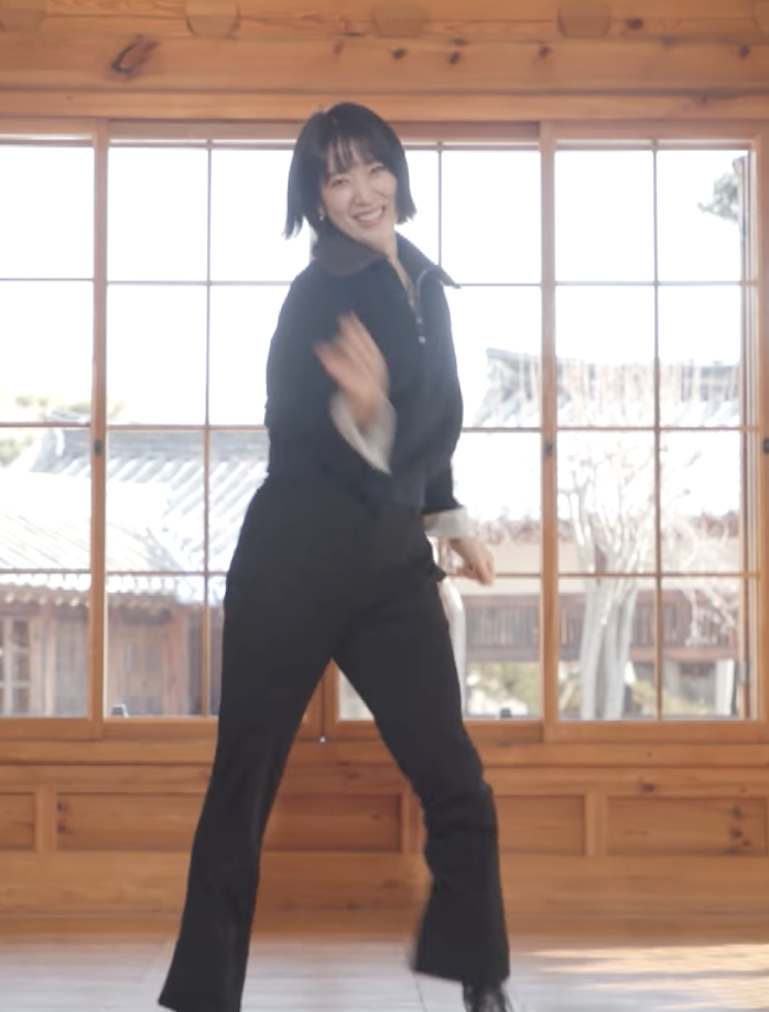 Close-up of Park Shin-hye's outfit