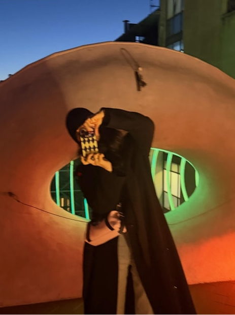 Shin Min-a's casual yet stylish travel outfit