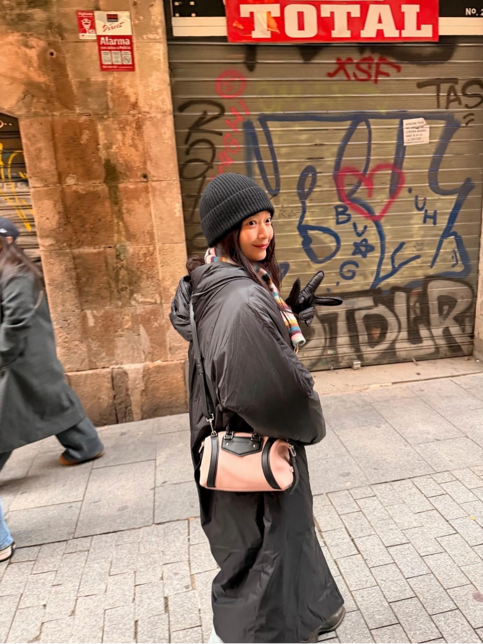 Shin Min-a in Spain with a pink Louis Vuitton bag