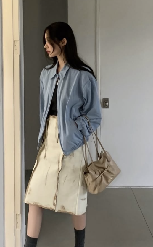 Close-up of a stylish handbag carried by Cha Jung-won.