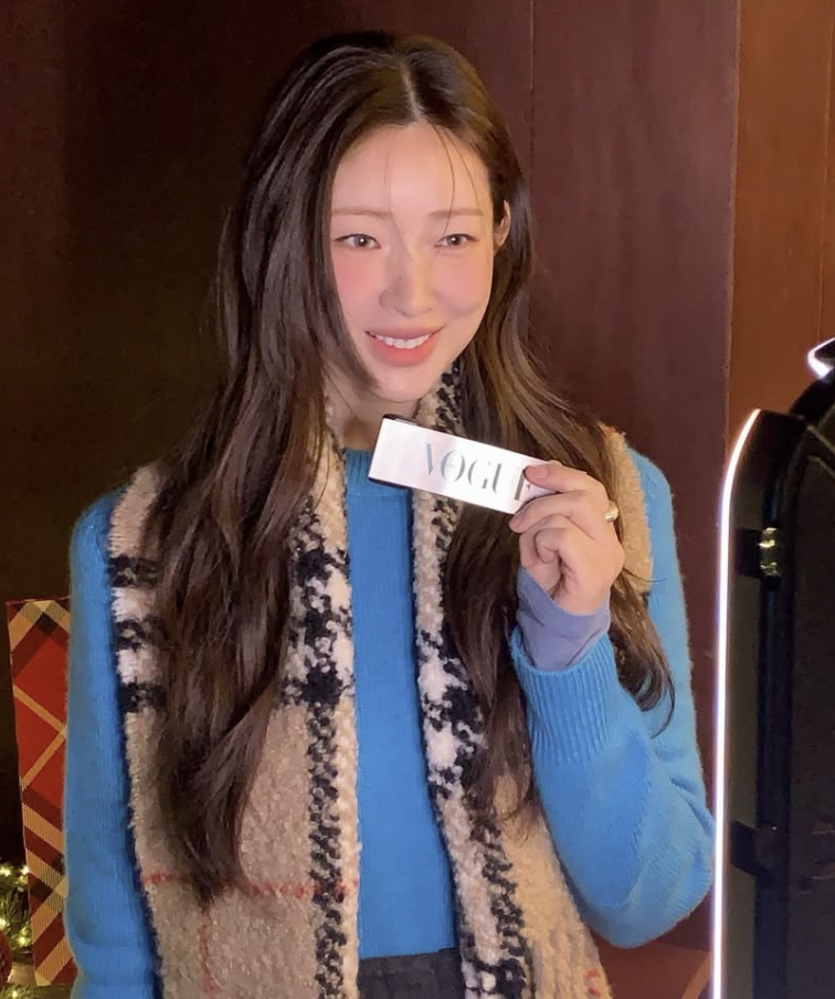 Cha Jung-won demonstrating how to carry a luxury bag with everyday style.