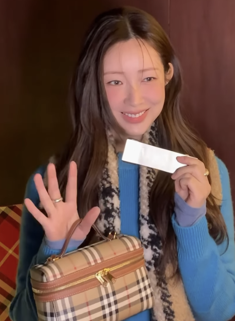 Cha Jung-won in a chic outfit, accessorized with a designer handbag.