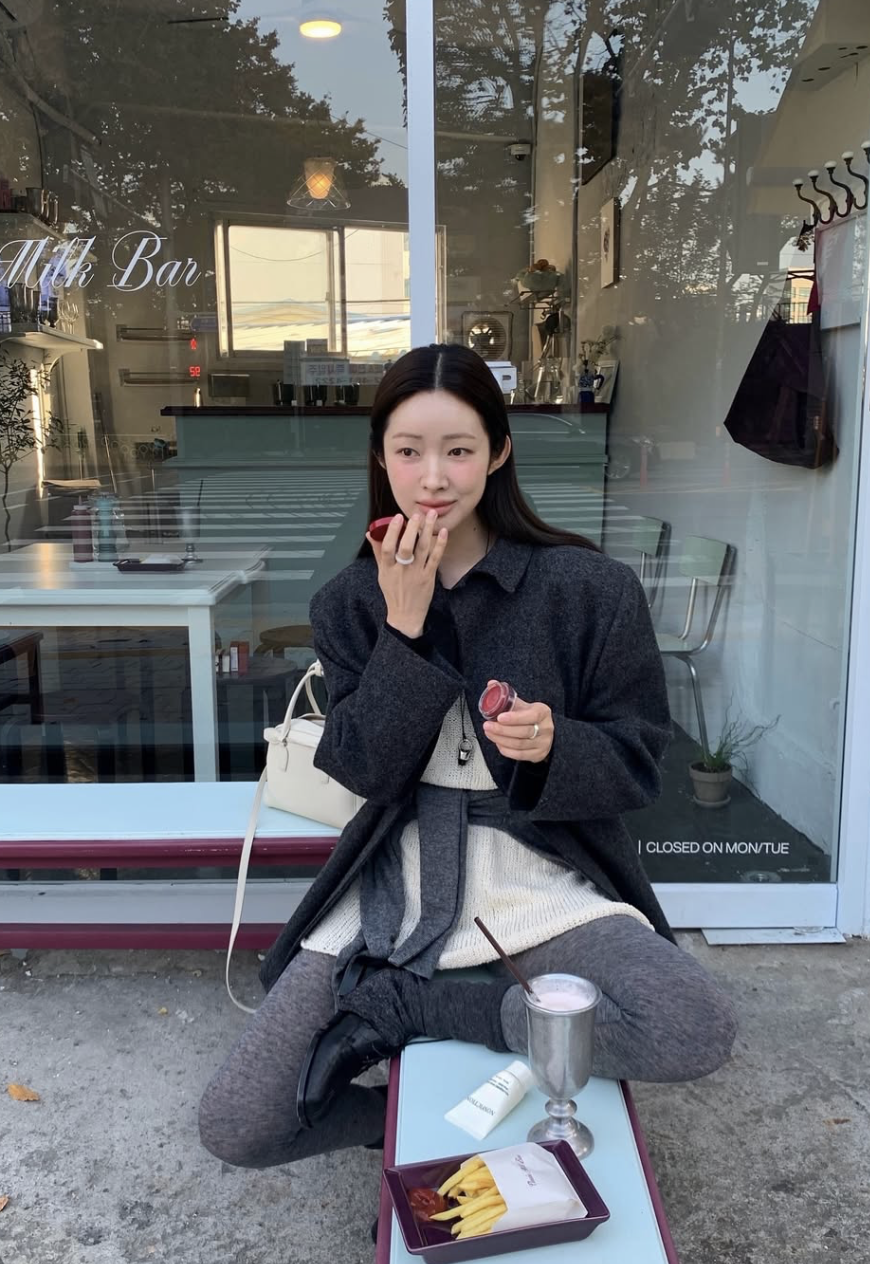 Close-up of Cha Jung-won's all-white outfit, emphasizing the texture and tailoring.