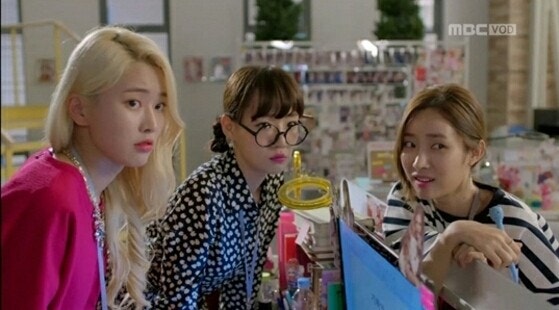 Behind-the-scenes shot showcasing Cha Jung-won's fashion-forward appearance.