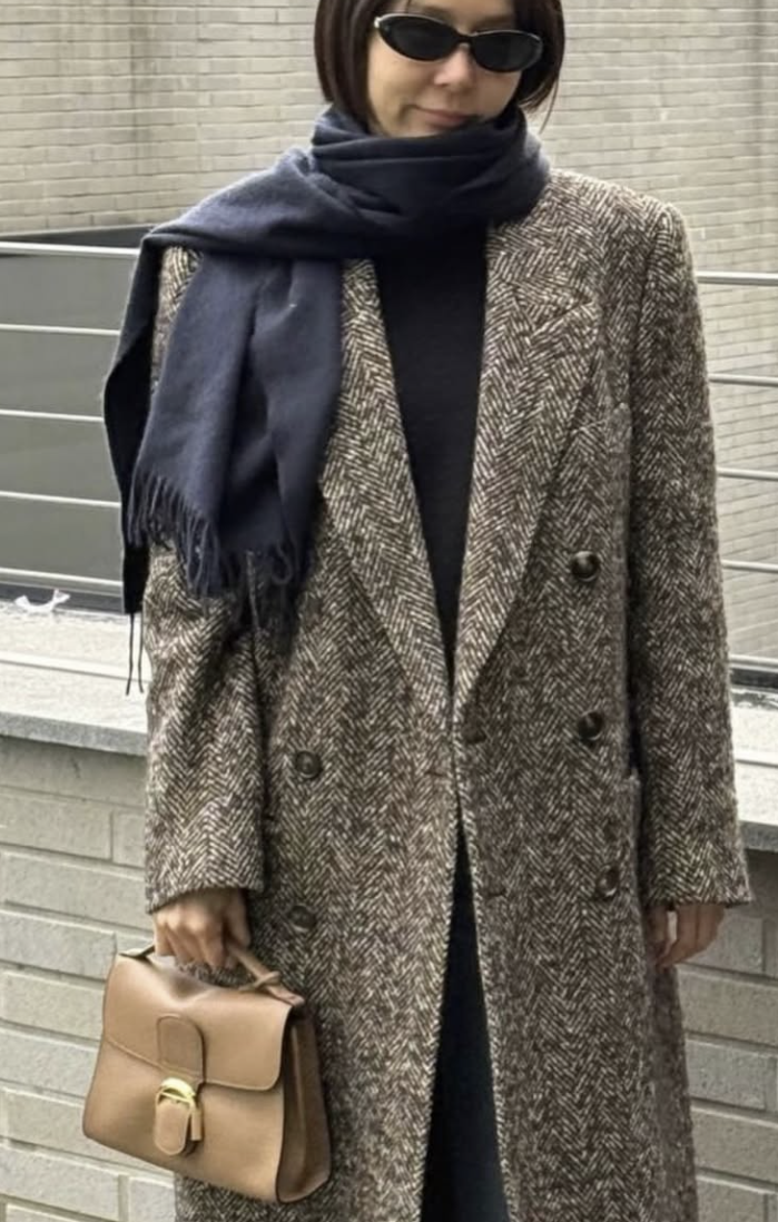 Elegant flat lay featuring the Delvaux Brillant Tempo S with complementary accessories.