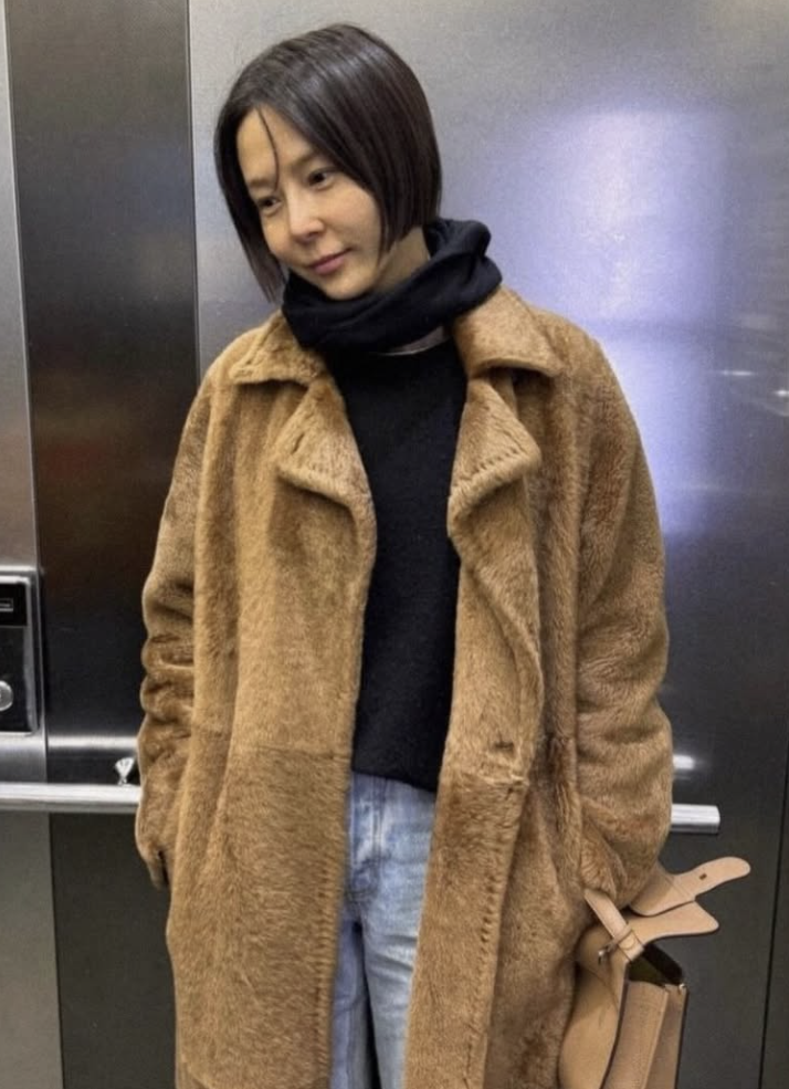 Detail shot of the Brillant Tempo S's structured silhouette and fine leather.