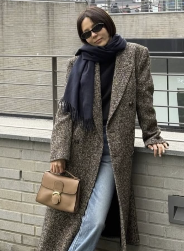 Kim Nayoung captured in a candid moment, the Delvaux bag adding a touch of luxury to her casual outfit.