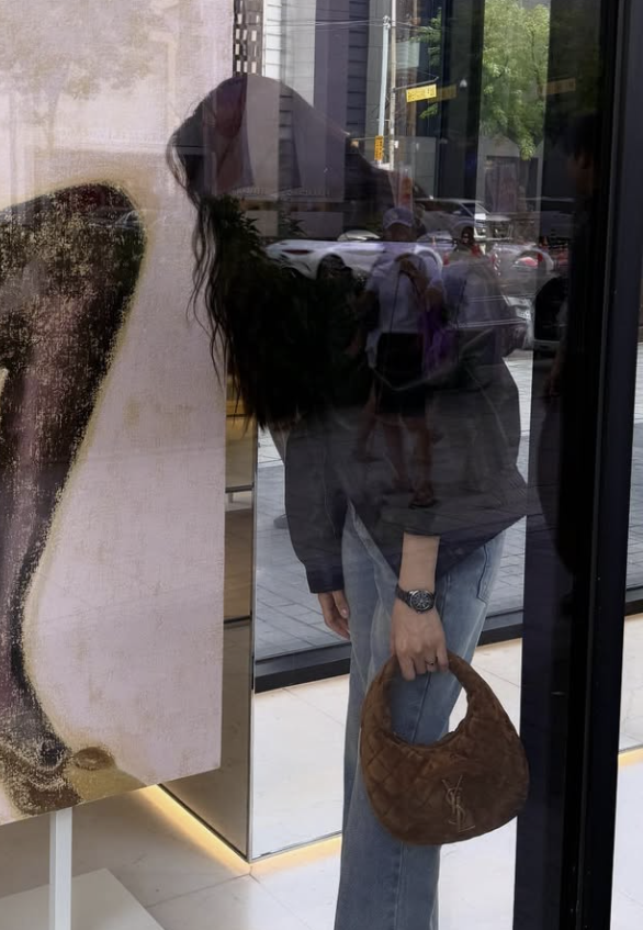 Lee Chung-ah's full outfit featuring the Saint Laurent mini bag.