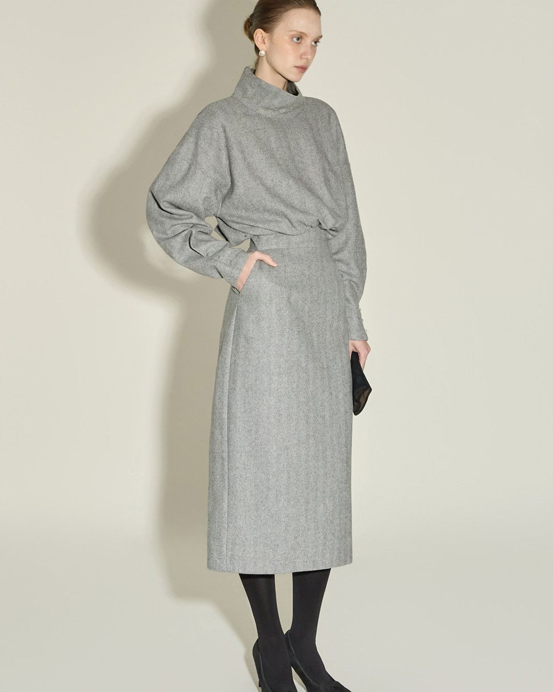 Full length view of Lee Boo-jin in the grey dress