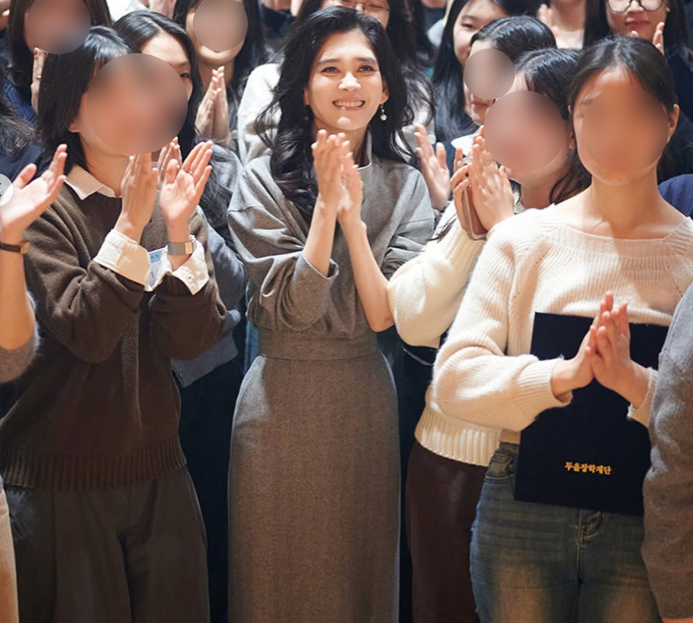 Lee Boo-jin wearing a Dint grey jacket and skirt set