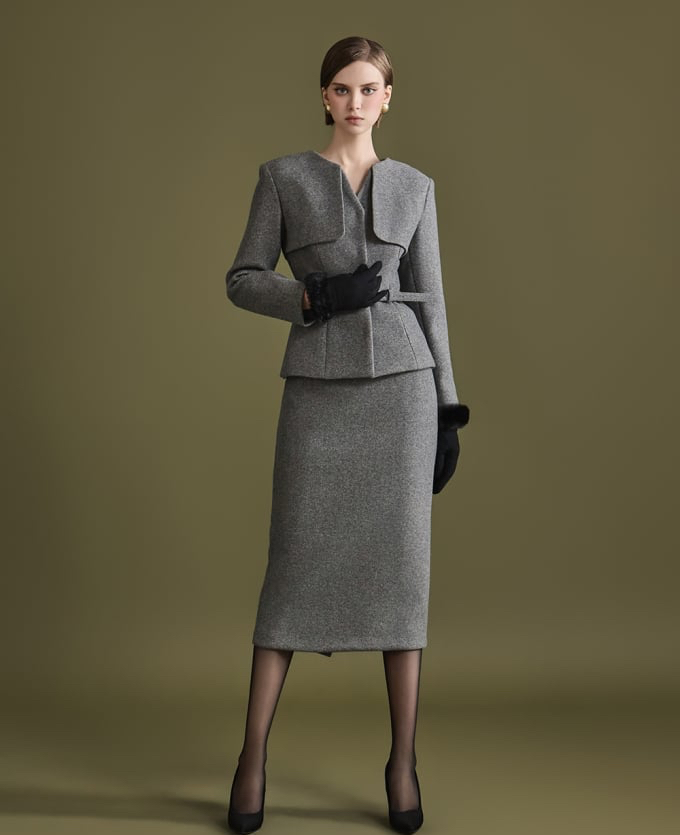 Lee Boo-jin's refined posture in the two-piece set