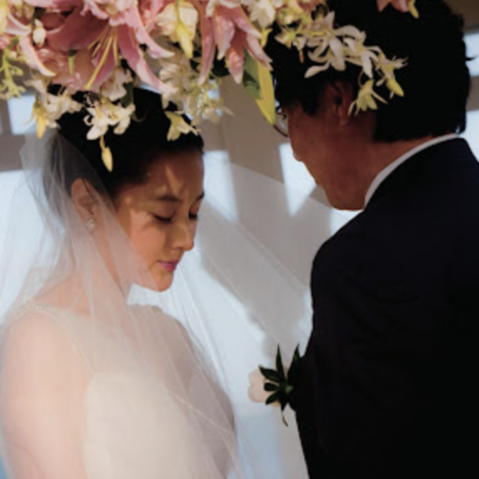 Lee Young Ae's understated wedding attire.