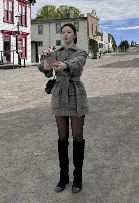 Go Youn-jung pictured in a more formal setting, the dark burgundy Chanel bag adding a touch of luxury to her ensemble.