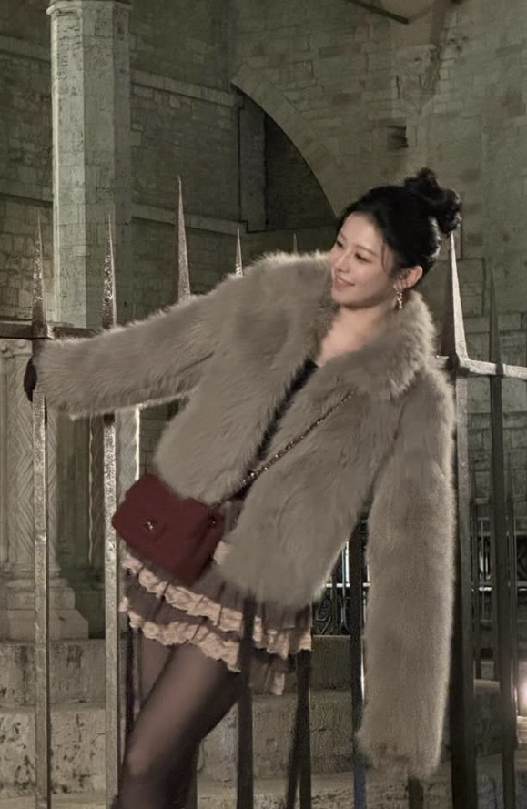 Go Youn-jung in a candid moment, the Chanel bag held casually, showcasing its versatility.