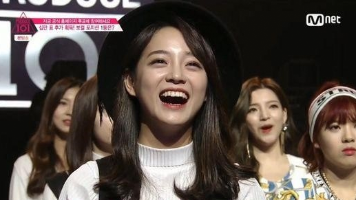 Kim Sejeong wearing a stylish outfit with the Longchamp bag