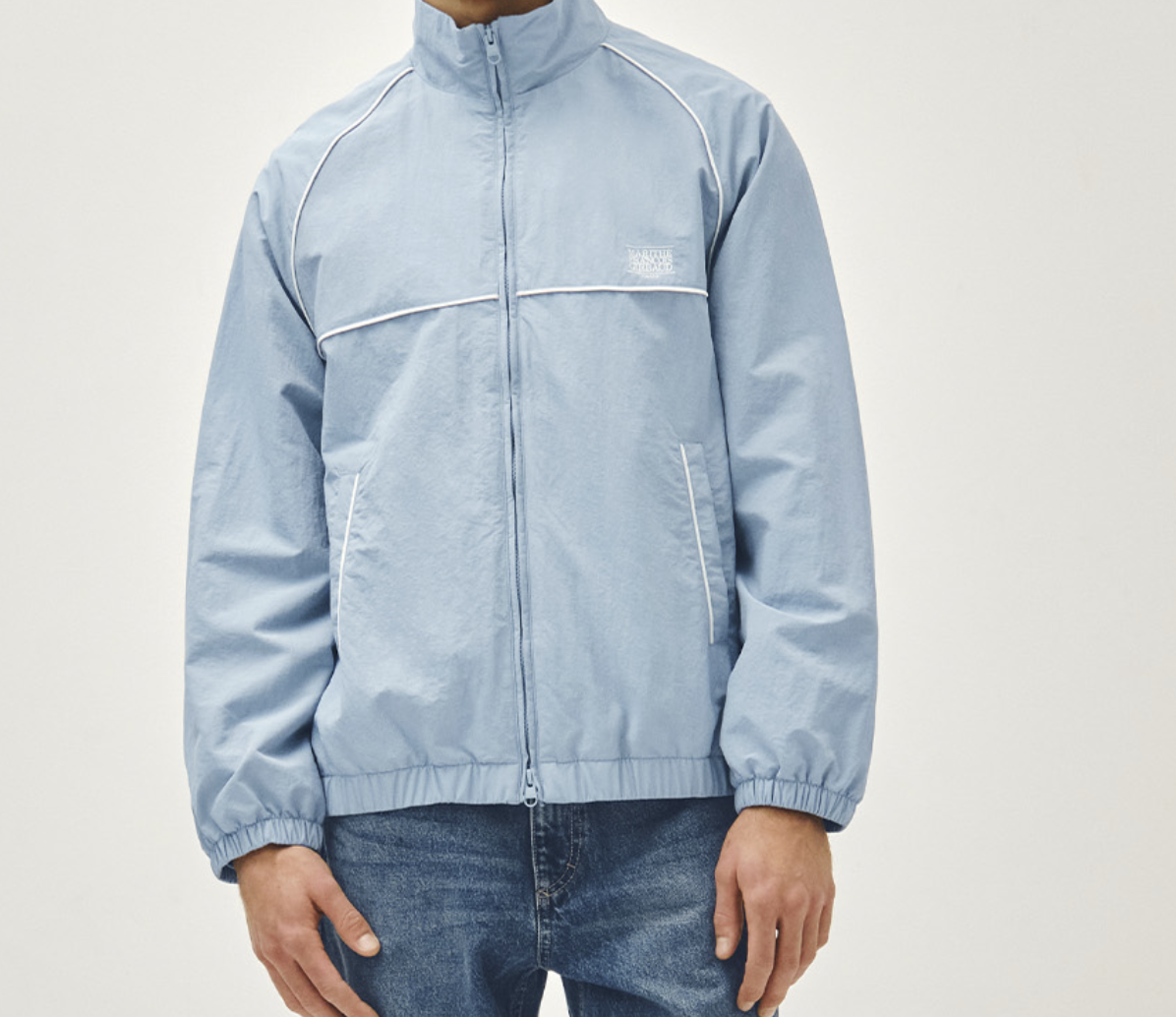 Cha Jung-won showcasing the fit of the windbreaker outdoors.